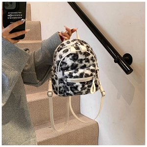 Détail d'un mini sac à dos en peluche à motif léopard avec texture douce