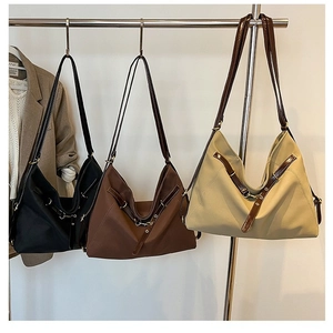 Minimalistische große Tragetasche in den Farben Schwarz, Kaffee und Beige erhältlich
