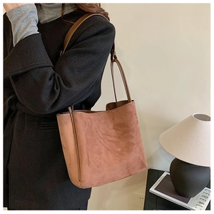 Sac cabas en similicuir marron présenté dans un intérieur chaleureux avec décorations