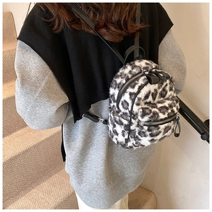 Détail d'un mini sac à dos en fausse fourrure léopard avec bretelles en cuir réglables