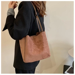 Gros plan détaillé d'un grand cabas en cuir PU marron avec une texture mate vintage