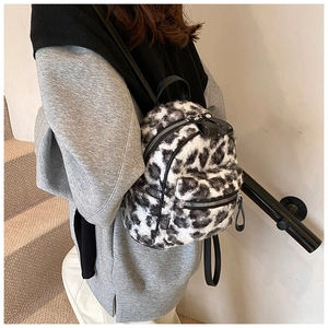Détail du sac à dos en peluche à motif léopard avec sangles en similicuir et zips