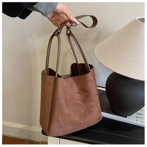 Détail d'un sac cabas marron caramel en similicuir mat avec texture douce et anses fines