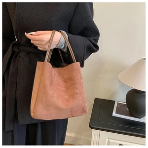 Vue détaillée du sac cabas en similicuir marron avec texture douce et longues anses