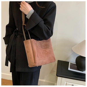 Détail d'un grand sac cabas vintage en PU caramel avec une texture en daim élégante
