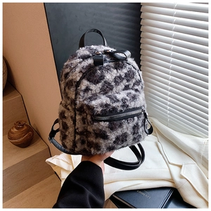 Sac à dos élégant en fausse fourrure à imprimé léopard avec bretelles en cuir noir