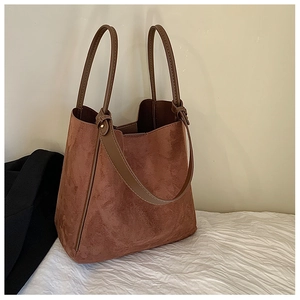 Sac fourre-tout marron en similicuir avec anses foncées et design seau vintage