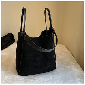 Sac cabas vintage noir en simili daim avec forme seau minimaliste et bandoulière