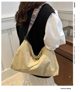 Détail du sac cabas en velours côtelé beige avec bandoulière ethnique colorée