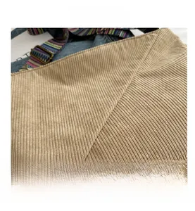 Détail de sac fourre-tout en velours côtelé kaki avec bandoulière tissée style ethnique