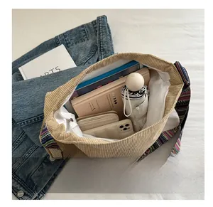Vue de dessus du grand sac cabas en velours côtelé kaki montrant l'espace de rangement