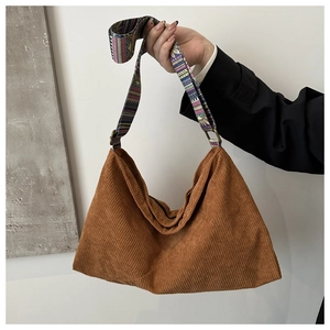 Détail du sac hobo en velours côtelé marron avec bandoulière jacquard géométrique bohème