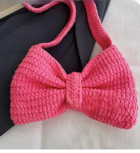 Détail du sac à bandoulière rose tricoté main avec texture crochet et fil épais doux