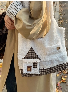 Détail du sac à bandoulière en peluche blanche avec broderie maison et dentelle