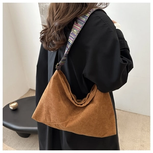 Détail du sac hobo en velours côtelé caramel avec bandoulière tissée ethnique colorée