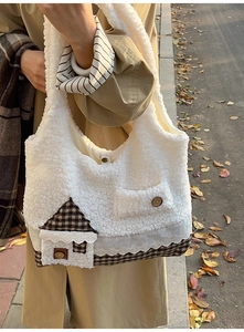 Détail du sac cabas en sherpa avec patchwork maison et bouton en bois dans une scène d'automne