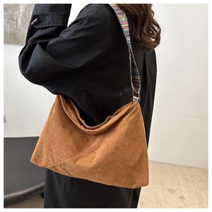 Détail du sac cabas en velours côtelé marron avec bandoulière jacquard de style ethnique