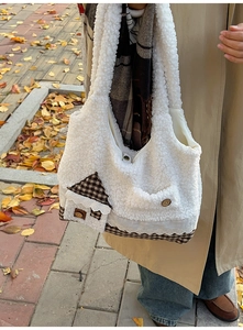 Détail du sac à main en peluche blanche avec poche en forme de maison et dentelle
