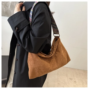 Sac hobo en velours côtelé marron avec large bandoulière brodée style vintage