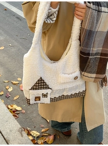 Gros plan d'un sac cabas en peluche blanche avec poche cottage à carreaux et dentelle