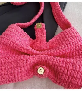 Détail du fermoir magnétique doré sur le sac à bandoulière en maille rose fait à la main