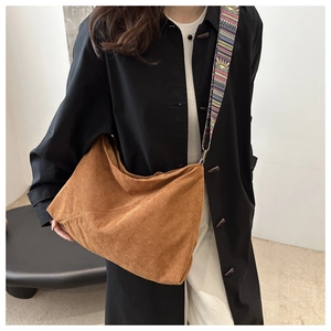 Détail du sac hobo en velours côtelé marron avec large bandoulière à motif ethnique