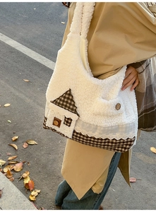 Détail du sac cabas en peluche blanche en forme de maison avec motifs à carreaux marron