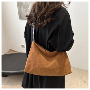 Détail du sac cabas en velours côtelé marron foncé avec bandoulière tissée colorée