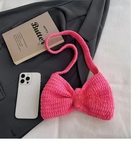 Sac à bandoulière en tricot rose montrant la taille et la capacité de stockage