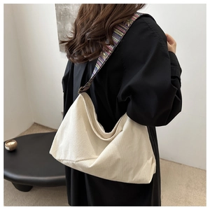 Détail du sac fourre-tout en velours côtelé blanc cassé avec bandoulière ethnique