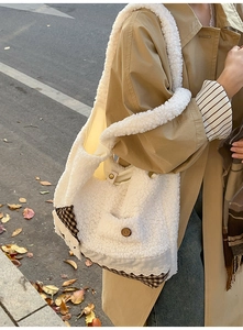 Détail du sac cabas en peluche avec dentelle et bouton en bois sur un mannequin femme