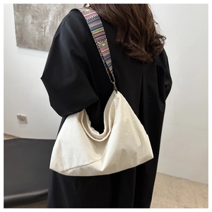 Détail du sac fourre-tout en velours ivoire avec bandoulière brodée de style ethnique