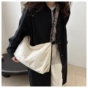 Détail du sac fourre-tout en velours ivoire avec bandoulière jacquard aux motifs ethniques