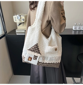 Détail du sac à bandoulière blanc avec patch maison fait main et bordure en dentelle
