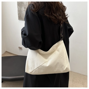 Vue détaillée du sac cabas en velours côtelé écru avec bandoulière tissée ethnique