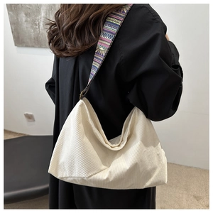 Détail du sac cabas en velours côtelé crème avec une bandoulière géométrique bohème