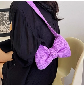 Détail d'un sac à bandoulière violet crocheté à la main avec texture en maille