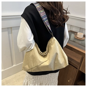 Détail du sac fourre-tout en velours côtelé beige avec bandoulière ethnique
