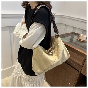 Détail du sac cabas en velours côtelé beige avec bandoulière tissée style ethnique
