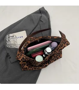 Vista interior que muestra la gran capacidad del bolso tote de leopardo con objetos diarios
