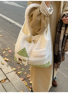 Détail du sac cabas en polaire blanche avec broderie maison à carreaux et dentelle