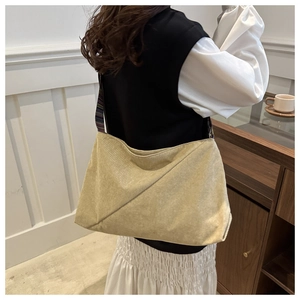Détail du sac fourre-tout en velours côtelé beige avec bandoulière ethnique colorée et anneau