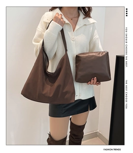 Vista dettagliata della borsa tote marrone scuro e pochette con cerniera coordinata