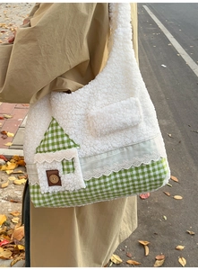 Détail du sac fourre-tout blanc pelucheux avec patchwork créatif et dentelle douce