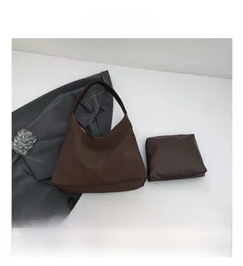 Dettaglio borsa hobo in pelle PU marrone scuro con piccola custodia coordinata con zip