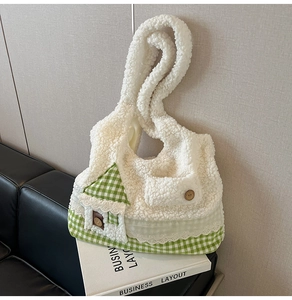 Détail du sac à main en laine d'agneau avec poche vichy verte et bordure en dentelle