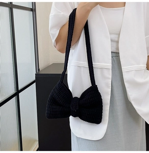 Détail du sac à bandoulière noir tricoté à la main avec texture de crochet fine