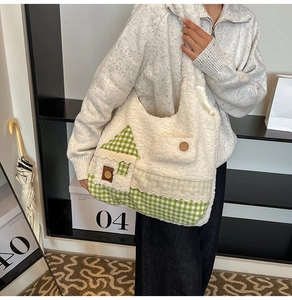 Détail du grand sac cabas en peluche blanche avec écusson maison à carreaux verts