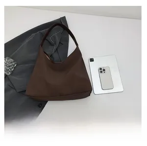 Confronto dimensioni di una borsa hobo in pelle PU marrone scuro con tablet e phone