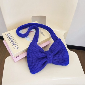 Sac à épaule artisanal en crochet bleu cobalt avec nœud papillon pour femme